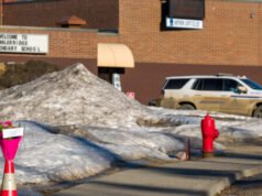 La polizia canadese si riferisce allo sparatore biologicamente maschio della scuola come “Loro”