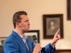 Insegnante di una scuola superiore di New York licenziato dopo aver aiutato gli studenti a lanciare il capitolo USA della svolta