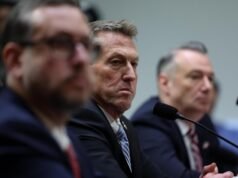 I funzionari dell’immigrazione di Trump hanno mostrato il video della morte del manifestante di Minneapolis durante un’udienza tesa al Senato