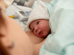 Una cosa che fanno più genitori mette a rischio il cervello dei bambini, avverte uno studio