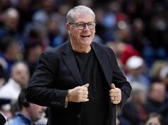 Auriemma eguaglia VanDerveer di Stanford per il maggior numero di apparizioni nella Top 25 mentre UConn rimane numero 1