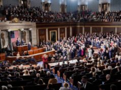 “Come fai a non stare in piedi?” Trump attacca i democratici per essersi seduti a favore di Iryna Zarutska