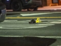 In un incidente mortale, la polizia di Oakland ha tirato fuori l’autista dall’auto in fiamme, poi ha stabilito che era ubriaco