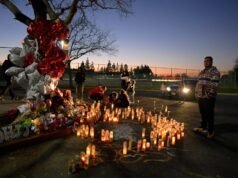 I funzionari scolastici stavano lanciando allarmi sulla sicurezza alla Deer Valley High di Antiochia. Poi un ragazzo è stato ucciso nel campus