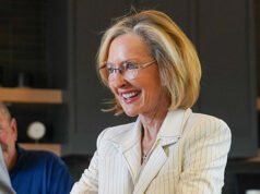 La repubblicana Karrin Taylor Robson conclude la campagna per la carica di governatore dell’Arizona