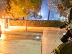 313 arrestati in un raid all’università dopo che la folla aveva bombardato la polizia