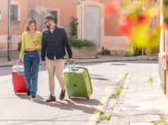 Una coppia raggiunge l’hotel “Dream” dopo un viaggio di 12 ore: si rende conto che qualcosa non va