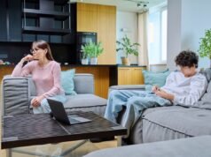 Un uomo riceve soldi dalla famiglia: scioccato da ciò che vede sul conto: “tradito”