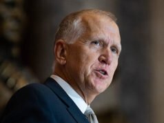 Il senatore Tillis chiede a Trump di interferire con le indagini del Dipartimento di Giustizia, posizione “non legittima”.