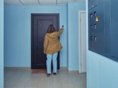 Un vicino chiede a Internet quale teenager abbia fatto flash alla telecamera ad anello: poi arriva la verità