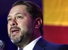 Il senatore afferma che l’ICE sta “rincorrendo le quote” dopo il rilascio del proprietario di un ristorante di sushi