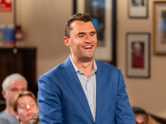 Il Dipartimento dell’Istruzione onora Charlie Kirk e altri “leader visionari” con striscioni per il 250° anniversario