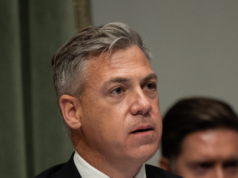 Il senatore Jim Banks chiede un’indagine sui gruppi anti-ICE finanziati dall’estero