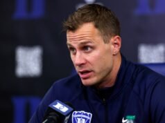 Jon Scheyer descrive in dettaglio lo “spaventoso” incidente post-partita seguito alla sconfitta di Duke contro l’UNC