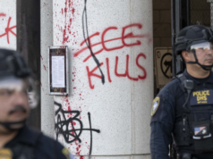 Una folla studentesca anti-ICE attacca la polizia nel centro di Los Angeles