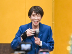 La “Sanamania” travolge il Giappone mentre i giovani elettori abbracciano il Primo Ministro Takaichi