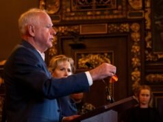Tim Walz ringrazia il Minnesota dopo la tumultuosa ondata federale: “La primavera sta arrivando”