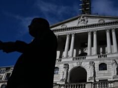 La Banca d’Inghilterra afferma che il personale maschile “genderfriendly” può indossare i tacchi alti