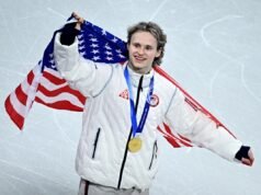 L’americana Ilia Malinin mette a segno un quad-axel durante le prove prima della finale per la medaglia d’oro