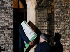 La polizia britannica perquisisce le proprietà di Peter Mandelson dopo le e-mail di Epstein