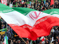 Bandiere bruciate, missili e “bare” per i generali americani alla manifestazione rivoluzionaria iraniana