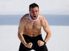 Lo snowboarder austriaco scatena un momento virale spogliandosi dopo l’oro olimpico