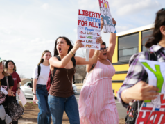 La folla studentesca danneggia il negozio Kroger durante lo sciopero anti-ICE