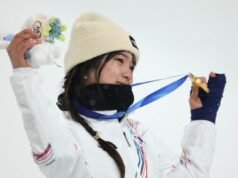 Una giovane snowboarder vince l’oro olimpico con una straordinaria rimonta dopo un brutale incidente