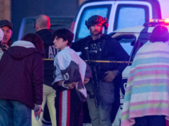 I fan della partita di hockey combattono contro lo sparatutto transgender