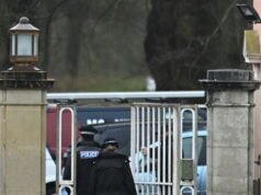 La polizia continua le perquisizioni nella casa dell’ex principe Andrea dopo l’arresto