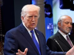 Trump risponde alla Corte Suprema invocando una nuova autorità tariffaria e spingendola al massimo