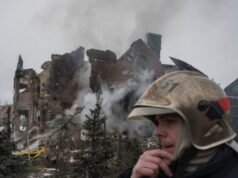 Uno sbarramento di missili e droni russi colpisce la periferia di Kiev, uccidendone uno