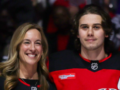 GUARDA – Il governatore democratico del New Jersey fatto a pezzi dai fischi alla partita di hockey in onore dell’olimpionico Jack Hughes