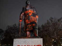 Attivisti palestinesi vandalizzano la statua di Churchill