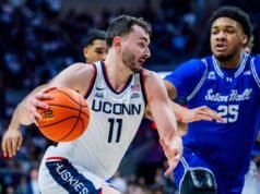 Alex Karaban di UConn riceve un discorso emotivo dal compagno di squadra dopo la vittoria