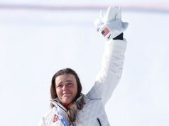 Breezy Johnson scoppia in lacrime durante l’inno nazionale dopo aver conquistato la prima medaglia d’oro del Team USA