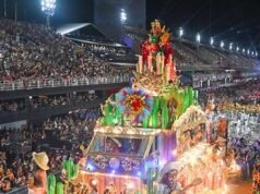 L’incidente del carro del carnevale brasiliano lascia un artista di samba in condizioni critiche