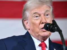 L’indice di approvazione di Trump tocca il fondo in quattro sondaggi