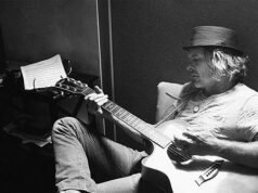 Jeffrey Steele, membro della Nashville Hall of Famer, parla dell’industria musicale abbracciando Springsteen e Bad Bunny mentre censura il testo di Charlie Kirk nella sua nuova canzone “A Voice”