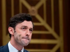 Il senatore Ossoff richiederà un’identità al raduno elettorale, combatte i requisiti dell’identità per votare