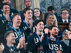 HuffPo sconvolto dal video del ritorno della squadra di hockey maschile negli Stati Uniti: “È quasi difficile da guardare”