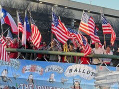 Il movimento del “Coup invisibile” si diffonde: lo striscione sull’autostrada di Dallas espone la pipeline turistica della Cina