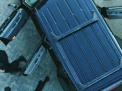 L’autista attento ostacola la rapina in autostrada lanciando il bandito sul guardrail