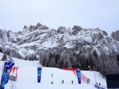 Lindsey Vonn testa il ginocchio sinistro infortunato durante l’allenamento di discesa olimpica, alza il pugno dopo una corsa riuscita