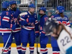 Hilary Knight dell’hockey statunitense e la pattinatrice di velocità Brittany Bowe pubblicano il video del loro fidanzamento alle Olimpiadi