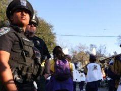 Un alieno illegale a cui è stata consegnata un’arma