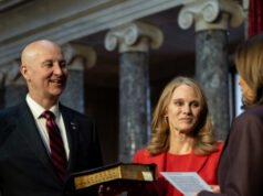 Il senatore repubblicano Pete Ricketts sostiene la moglie democratica nella corsa al reggente del Nebraska
