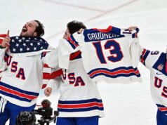 Il Team USA onora Johnny Gaudreau dopo aver sconfitto il Canada per l’oro olimpico