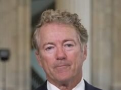 Gli agenti dell’ICE indossano maschere è “inappropriato”