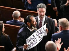 Il democratico Green rimosso per il cartello di protesta durante il SOTU di Trump